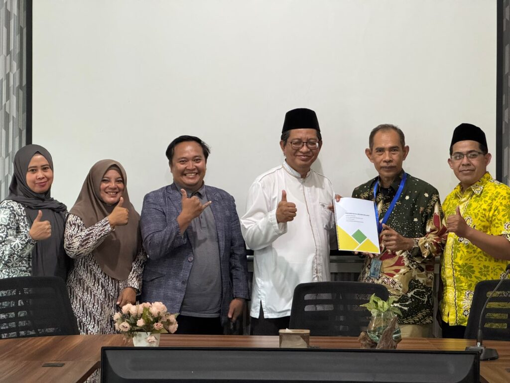 Penyerahan dokumen laporan keuangan Universitas Al-Qolam Malang dari KAP Supoyo, Sutjahjo, Subyantara dan Rekan